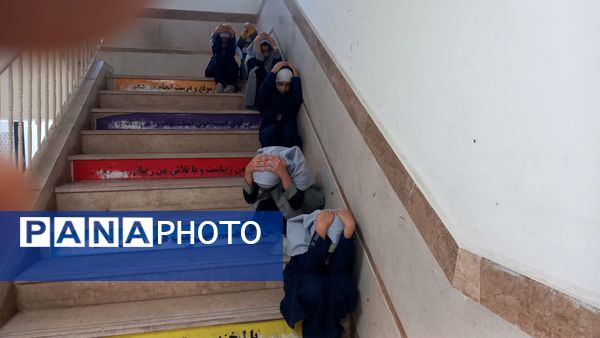 بیست و هفتمین مانور زلزله و ایمنی با شعار "مدرسه ایمن جامعه تاب آور " در دبستان پیام۲ ناحیه یک 