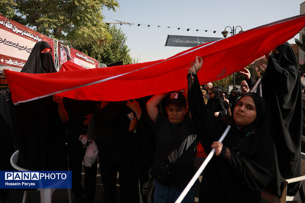 موکب «عشاق‌الحسین» سازمان دانش آموزی در راهپیمایی خانوادگی جاماندگان اربعین حسینی - تهران