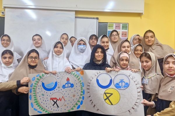  نقاشی همگانی دانش‌آموزان در مدرسه حافظ ۱ منطقه ۱۵