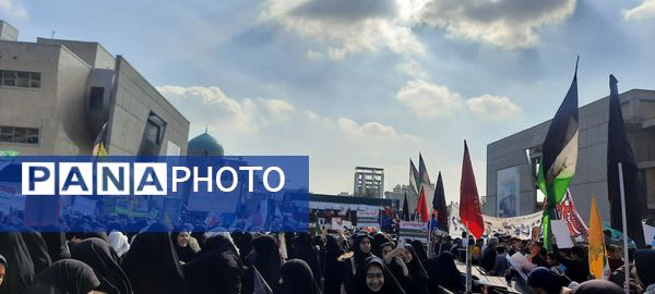 حضور دانش آموزان دبیرستان مهشید مصلی نژاد در راهپیمایی روز دانش آموز 