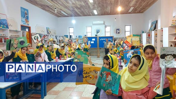 دوستی دانش‌آموزان با کتاب به‌مناسبت هفته‌ کتاب‌ و‌ کتابخانی