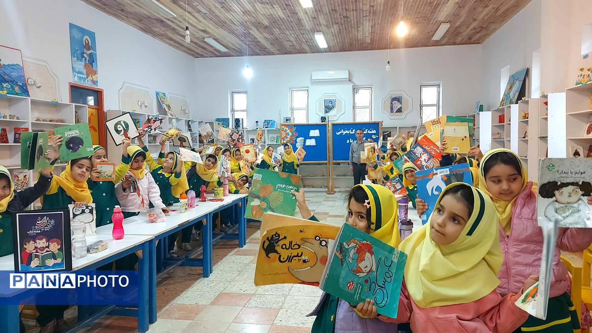 دوستی دانش‌آموزان با کتاب به‌مناسبت هفته‌ کتاب‌ و‌ کتابخانی