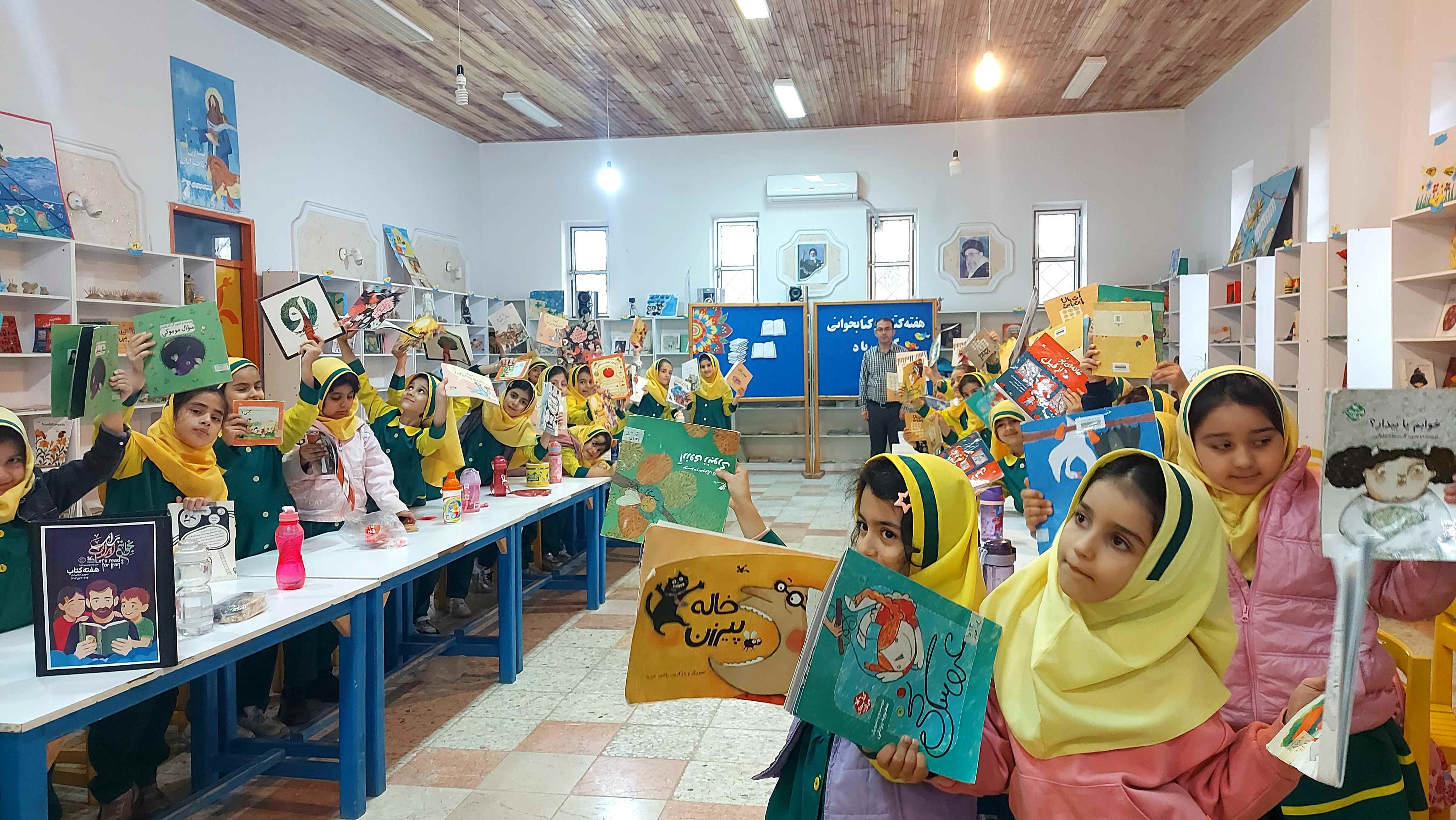 دوستی دانش‌آموزان با کتاب به‌مناسبت هفته‌ کتاب‌ و‌ کتابخانی