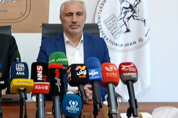 فدراسیون کشتی وقت و منابع ملی را ضایع نکرد؛ خیلی جاها منابع  را خاکستر می‌کنند