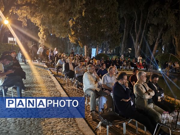 شب حماسه و اندیشه در جهان باغ تاریخی فین کاشان 