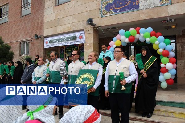 برگزاری مراسم باشکوه دهه کرامت در دبستان شهید بهاری پرند با حضور خادمین حرم رضوی