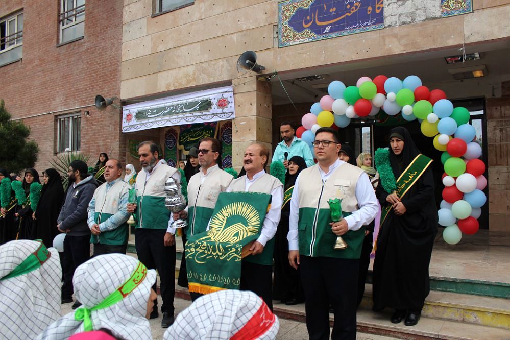 برگزاری مراسم باشکوه دهه کرامت در دبستان شهید بهاری پرند با حضور خادمین حرم رضوی