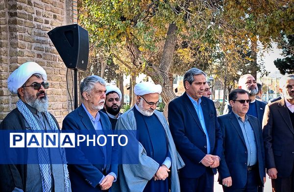 وزیر فرهنگ و ارشاد اسلامی غبار از مزار شهدای امامزاده سید حمزه کاشمر برداشت