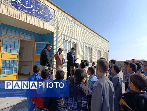 تجلیل از برگزیدگان مسابقات در مدرسه شهید غلامی خلیل آباد 