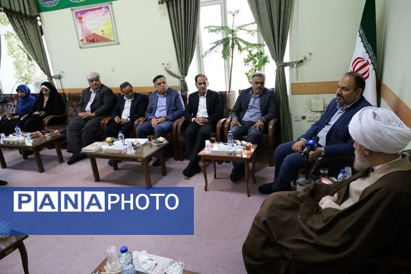 دیدار معاون پرورشی و فرهنگی وزارت آموزش و پرورش با نماینده ولی فقیه در استان فارس و امام جمعه شیراز