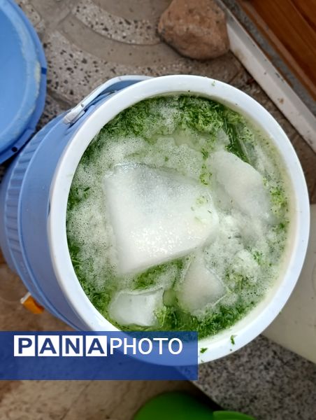 اهدای هدایای متبرک به نمازگزاران سفیددشت
