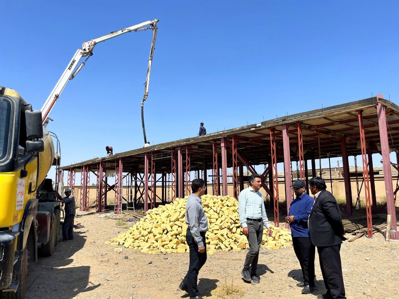 بازدید مدیر آموزش و پرورش کاشمر از عملیات ساخت پروژه ۶ کلاسه روستای زلزله زده محمدیه