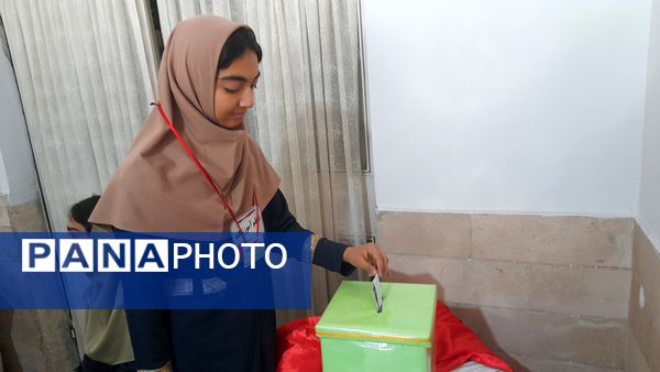 انتخابات شورای دانش آموزی در دبیرستان نورالهدی