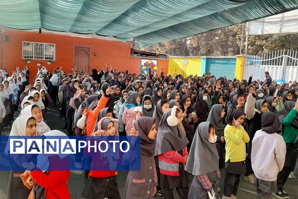 مراسم عزاداری فاطمیه با برکت پرچم امام حسین(ع) در مدرسه آیت‌الله خامنه‌ای