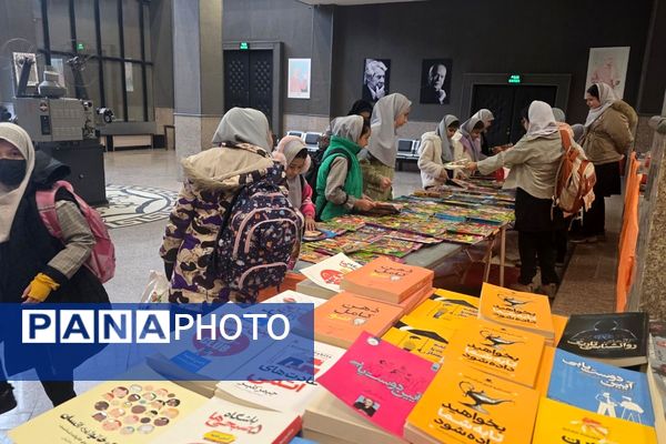 بازدید علمی دانش‌آموزان از نمایشگاه کتاب رباط‌کریم