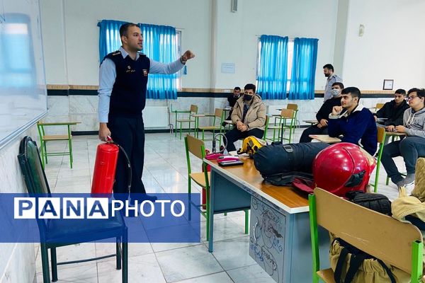  آماده‌سازی مانور زلزله با آموزش آتش‌نشان‌ها در مدرسه نمونه‌دولتی شهید مطهری رباط‌کریم
