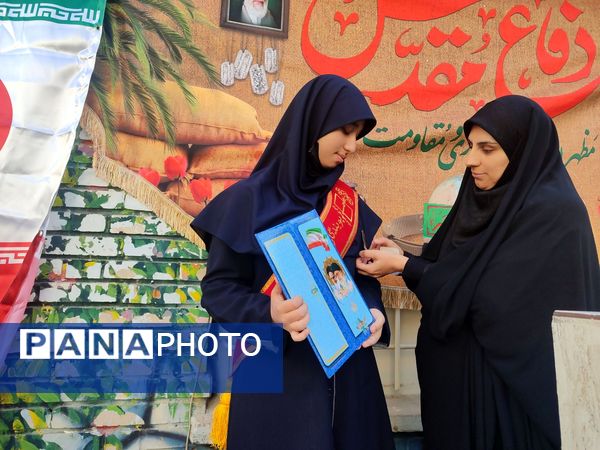مراسم اعطای حکم و نشان فرماندهی بسیج دانش آموزی دبیرستان شاهد تکتم ناحیه۳