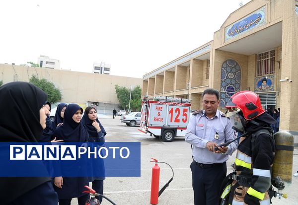 تمرین عملی دانش‌آموزان خوزستان برای بیست و هفتمین مانور سراسری زلزله