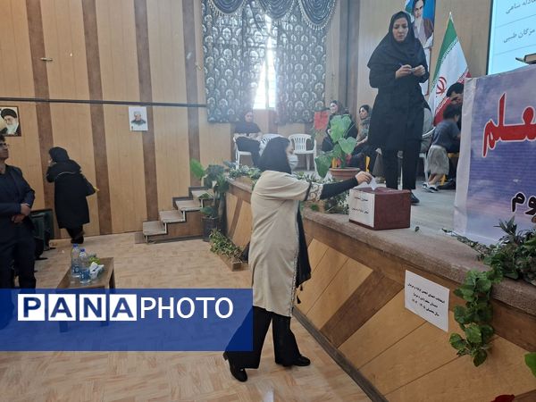 جلوه‌هایی از انتخابات انجمن اولیا دبستان معلم ۲ در آشخانه 