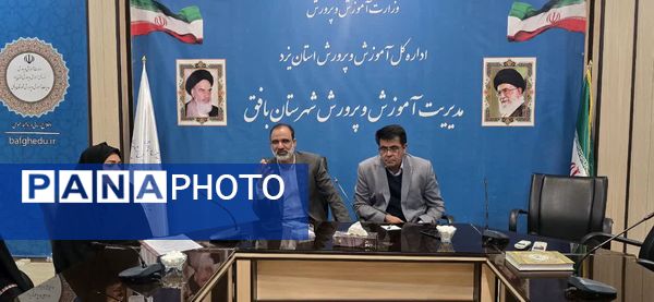 نشست مدیر آموزش‌ و پرورش با اعضای شورای دانش‌آموزی متوسطه اول