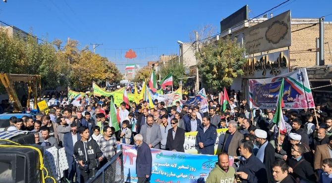 راهپیمایی بزرگ ۱۳ آبان در شازند؛ حضور گسترده مردم و دانش‌آموزان در حمایت از آرمان‌های انقلاب