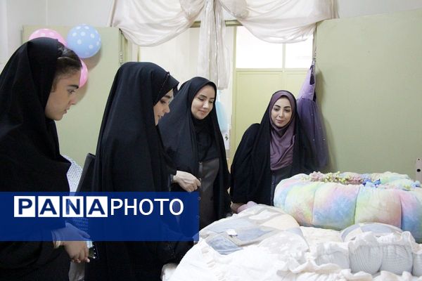 جشنواره هفته مشاغل در هنرستان تقوی پیشگان بهارستان۲