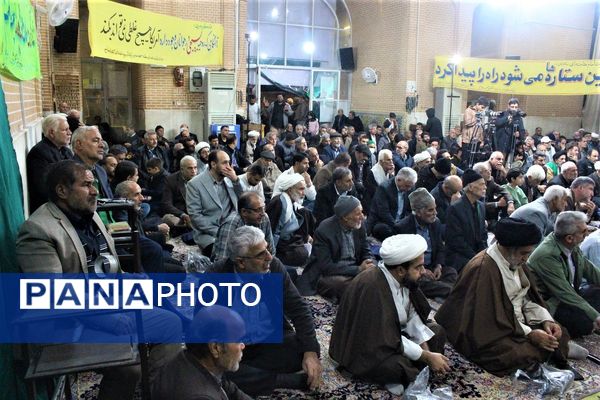 استقبال نوجوانان از غرفه‌های یادواره شهدای مسجد جامع قم