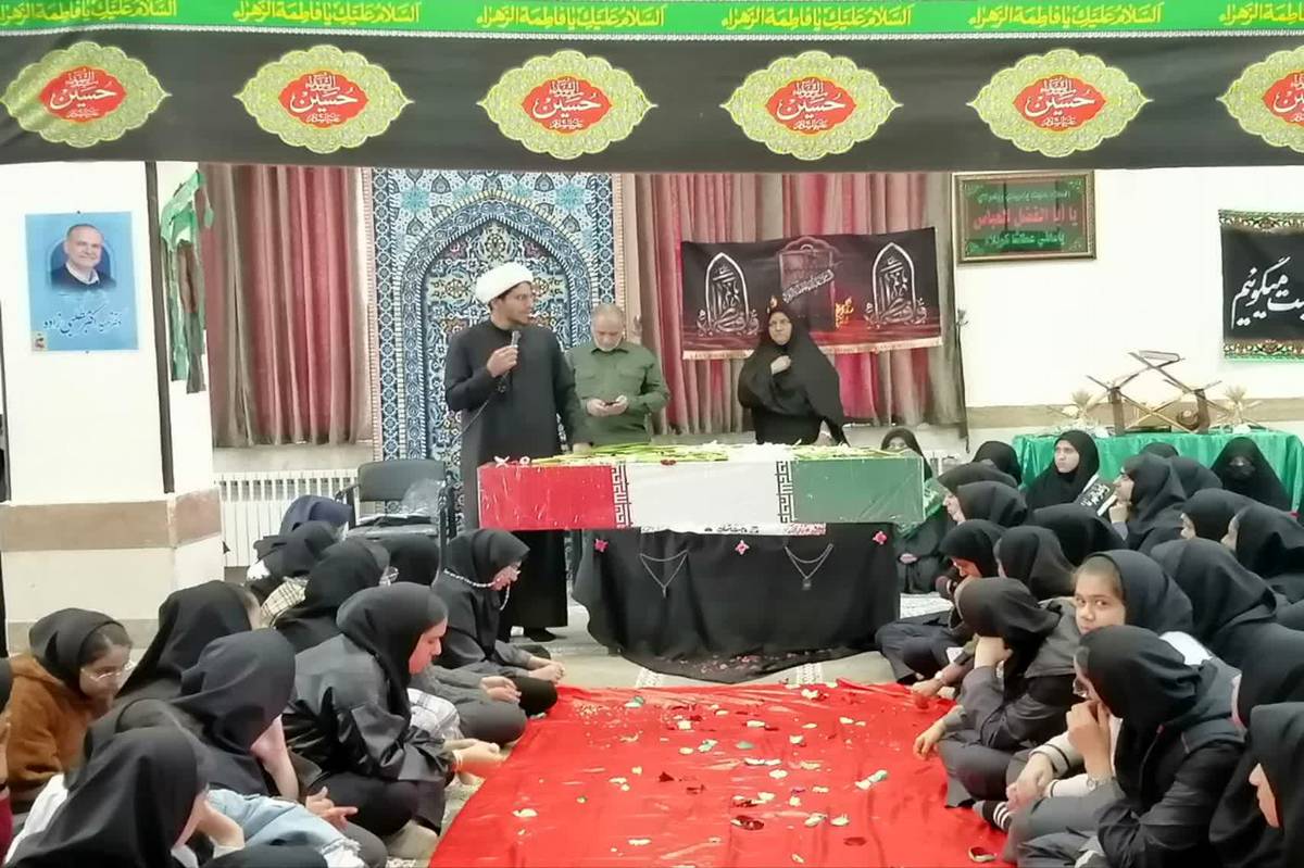 استقبال معنوی از شهید گمنام در دبیرستان ابوالفضل؛ تجدید عهد دانش‌آموزان با آرمان‌های شهدا