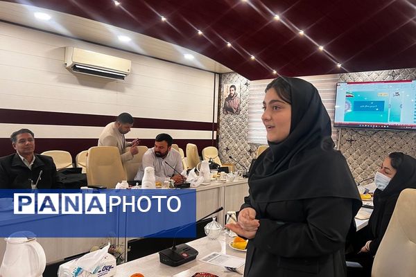 تقدیر از دانش‌آموز نخبه پژوهش‌سرای کاوش در شورای آموزش و پرورش کهریزک