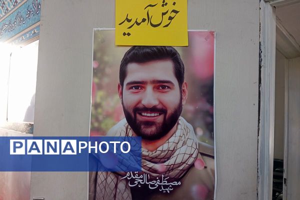 حضور دانش آموزان دبیرستان دخترانه دانش نیا در نمایشگاه صنایع دستی حوزه علمیه 