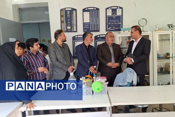شور علمی دانش آموزان فشافویه در آیین گرامیداشت روز آزمایشگاه