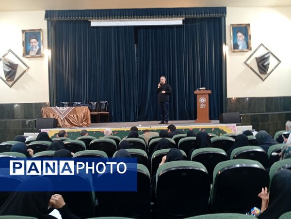 اجلاس مدیران آموزش‌وپرورش منطقه ۱۰ با محوریت تقبیح جنایات صهیونیست‌ها و تقویت پایگاه‌های تابستانی مدارس
