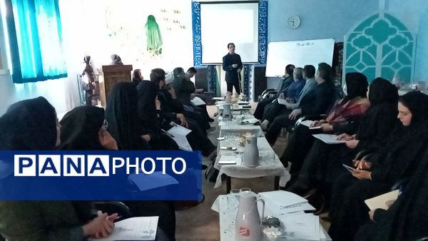 نشست توانمندسازی مدیران؛ گامی به‌سوی هدایت تحصیلی مؤثر در مدارس متوسطه دوره اول ناحیه ۷