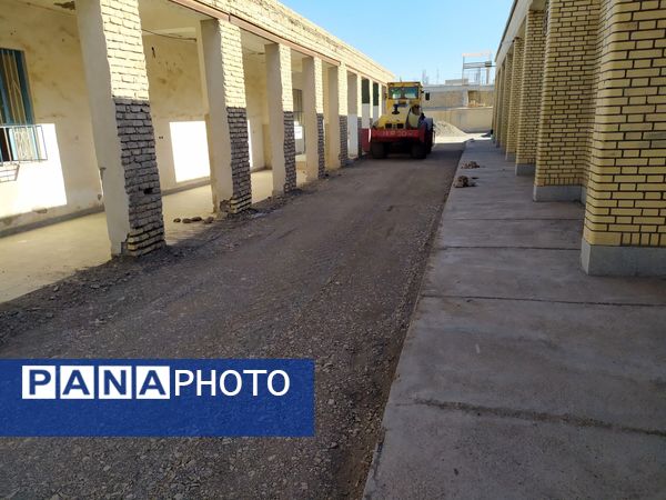 بهسازی کف مدارس خاکی رودان با همت خیرین و گروه‌های جهادی