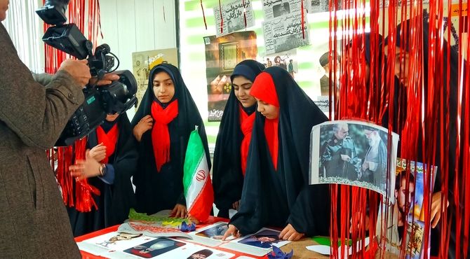 آشنایی با تاریخ و طعم‌های اصیل ایرانی در غرفه های انقلاب اسلامی و جشنواره غذا در دبیرستان دخترانه شاهد بروجرد