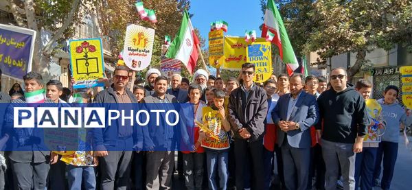 حضور پرشور نوجوانان و خانواده‌ها در سیزده آبان تجدید پیمان با انقلاب