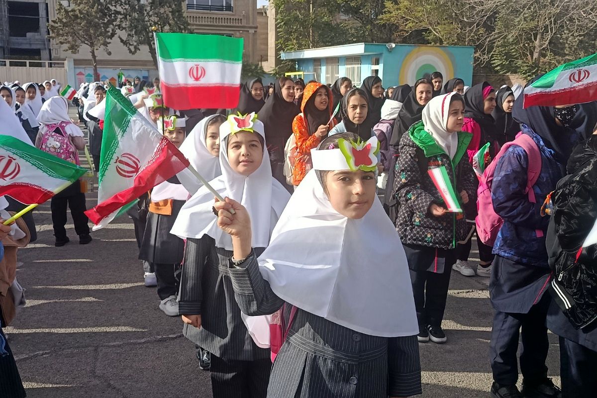  آغاز سال تحصیلی با همراهی حافظان نظم و امنیت در دبستان بعثت ۲