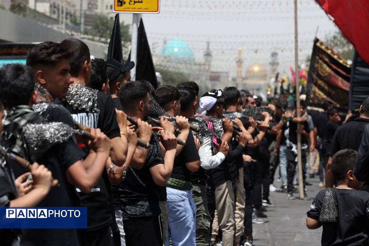 رود اشک و عشق در مسیر حرم همزمان با شکوه عزاداری هیئات در خیابانهای مشهد