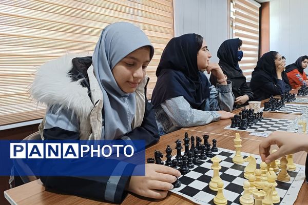 رقابت فکری دانش‌آموزان ورامینی در مسابقات شطرنج کانون هدایت
