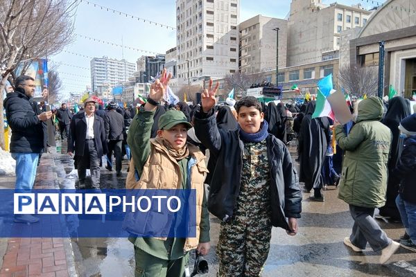 حضور پرشور مردم مشهدی در راهپیمایی ۲۲ بهمن 