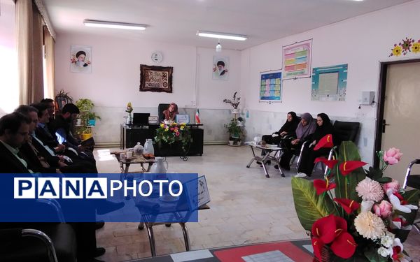 اولین جلسه انجمن اولیا و مربیان در دبیرستان نمونه اندیشه شهرستان کاشمر