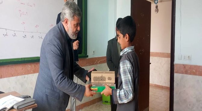 تقدیر از دانش‌آموزان برتر قرآنی در دبستان حضرت رقیه (س)