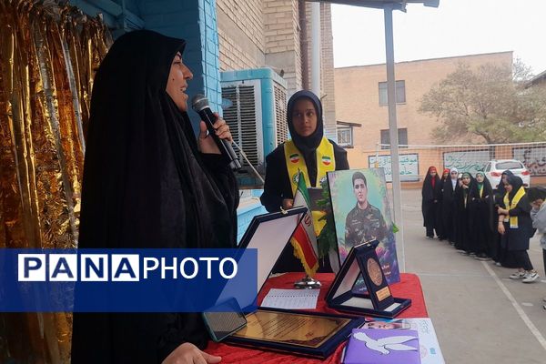 برگزاری همایش وطن‌یار در توحید یک؛ ادای احترام دانش‌آموزان به شهدای جنگ ۱۲روزه با حضور مادر «پسر آسمانی» عرشیان افشارمند در شهرستان قدس