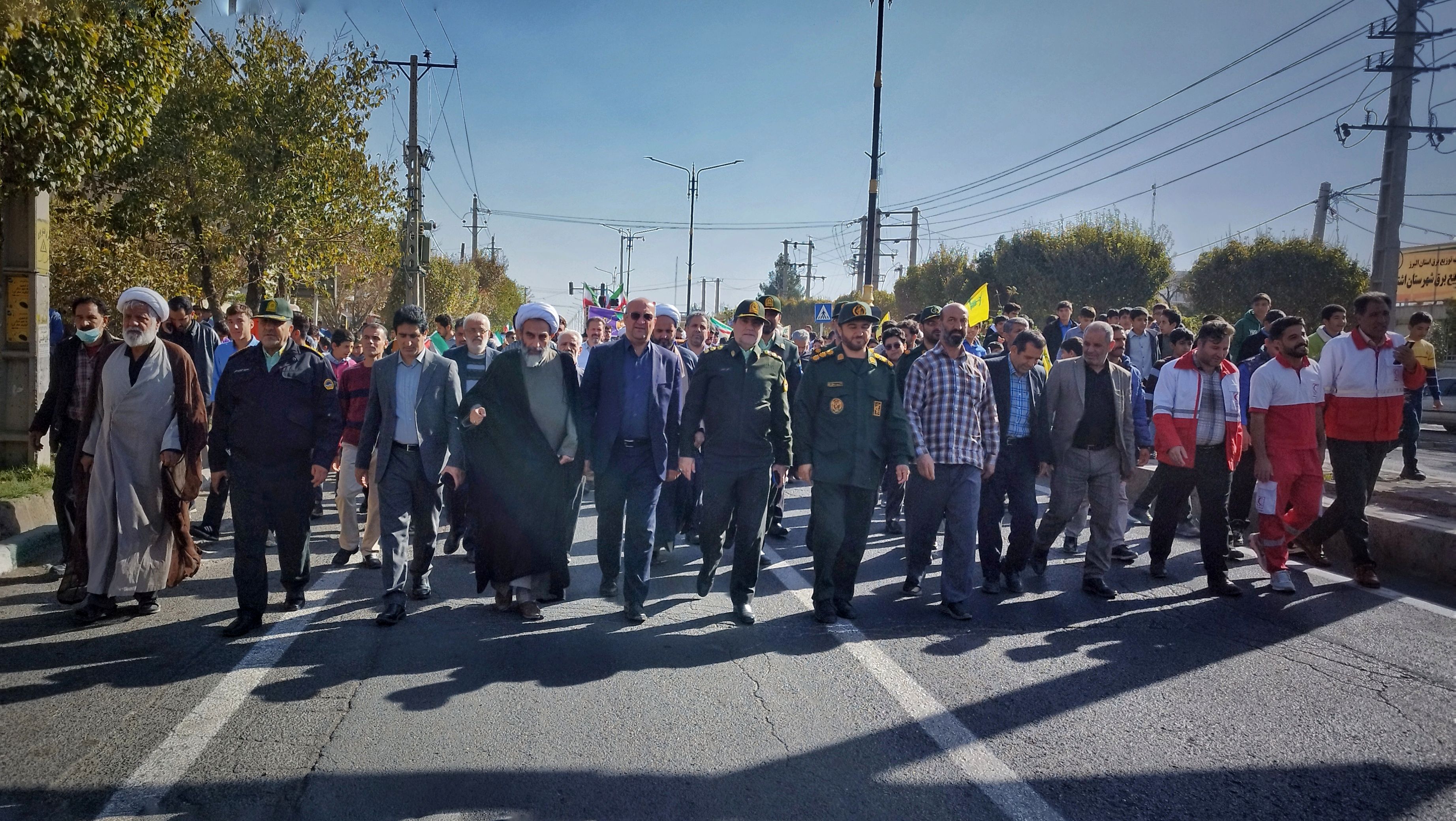 حضور پرشور دانش‌آموزان و مسئولین اشتهارد در راهپیمایی 13 آبان 