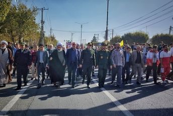 حضور پرشور دانش‌آموزان و مسئولین اشتهارد در راهپیمایی 13 آبان 