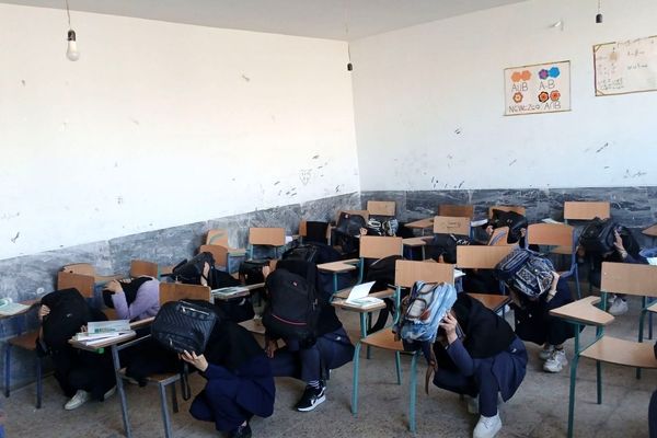 اجرای مانور سراسری زلزله در مدارس منطقه کوهنانی با هدف ارتقای آمادگی دانش‌آموزان