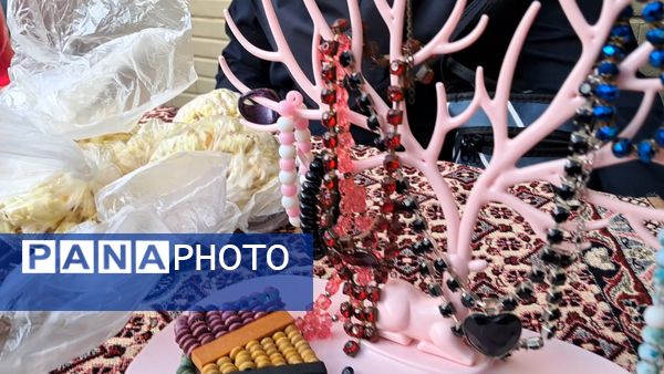 بازارچه دست‌ساخته‌های دانش‌آموزی در دبیرستان بهار آزادی قائمشهر