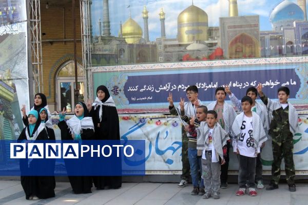 احترام به مقام شهدا با حضور فرماندهان و بسیجیان در گلزار بی‌بی سکینه(س) شهرستان ملارد