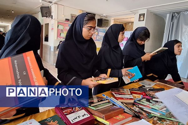 نمایشگاه کوچک کتاب در مدرسه 