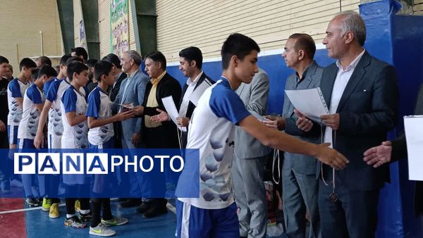 اختتامیه پرشور مسابقات فوتسال مدارس خلیل‌آباد با معرفی قهرمانان 